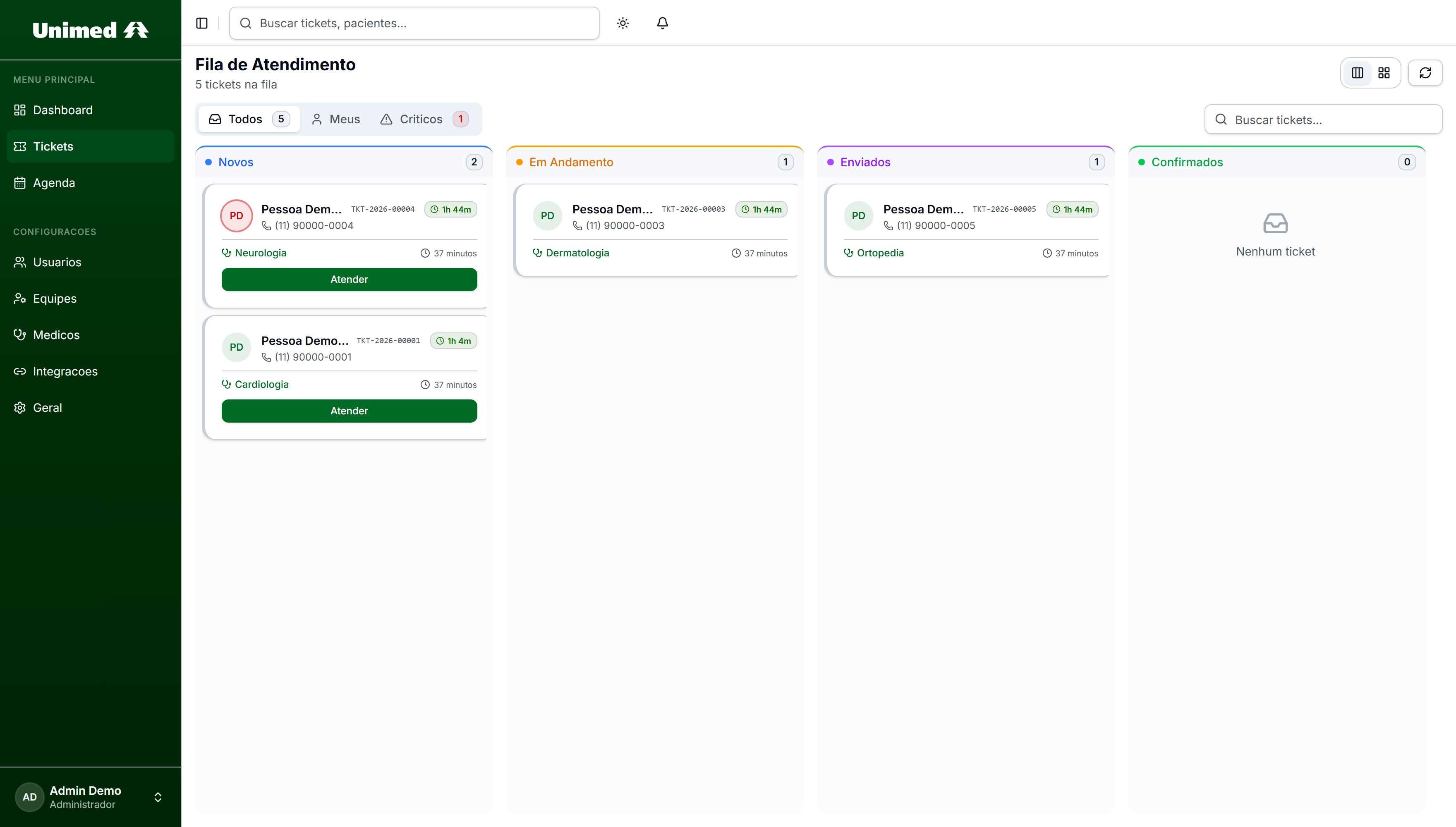 Kanban con las cuatro columnas del producto: Nuevos, En curso, Enviados y Confirmados. Cada tarjeta trae identificador, especialidad y plazo.